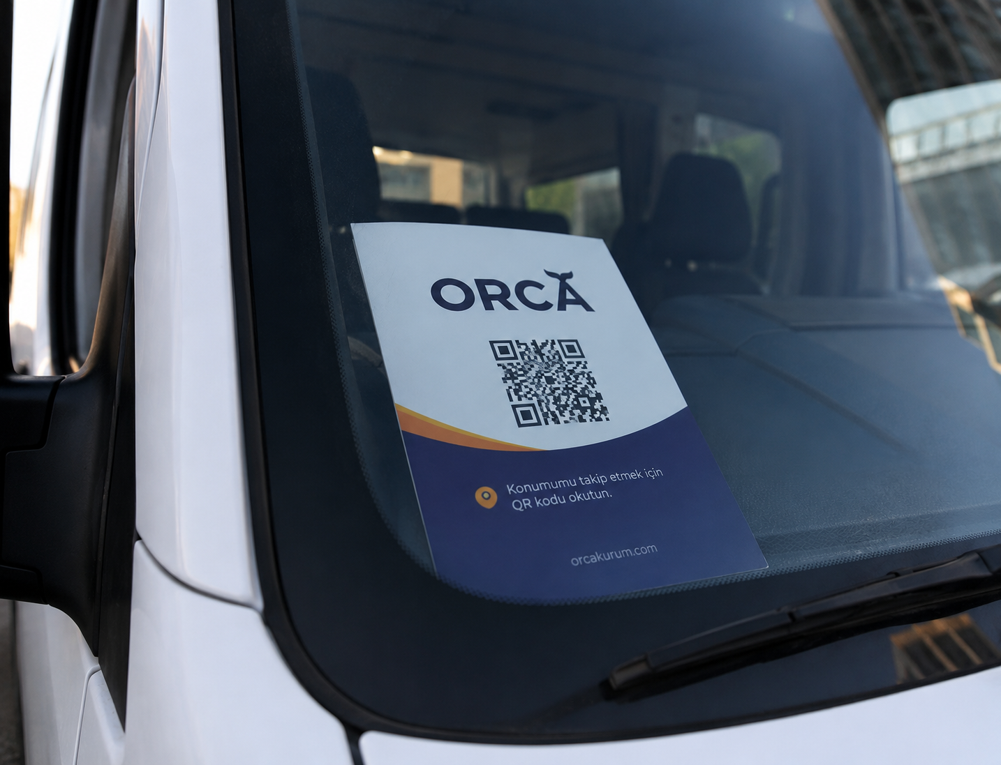 Araç camında ORCA QR etiketi
